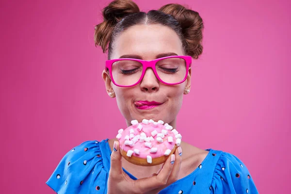 Gros plan sur une femme dégustant un délicieux beignet — Photo