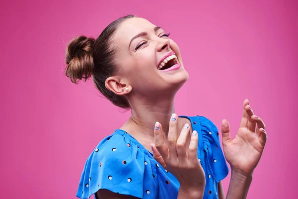 Tevreden lachen zacht vrouwelijke gesloten ogen — Stockfoto