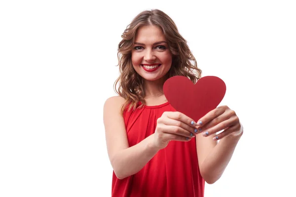 Brune frisée en robe rouge vous donnant une carte de Saint-Valentin — Photo