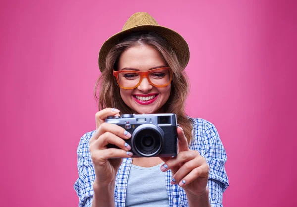 Roztomilá módní dívka při pohledu na vinobraní fotoaparát — Stock fotografie
