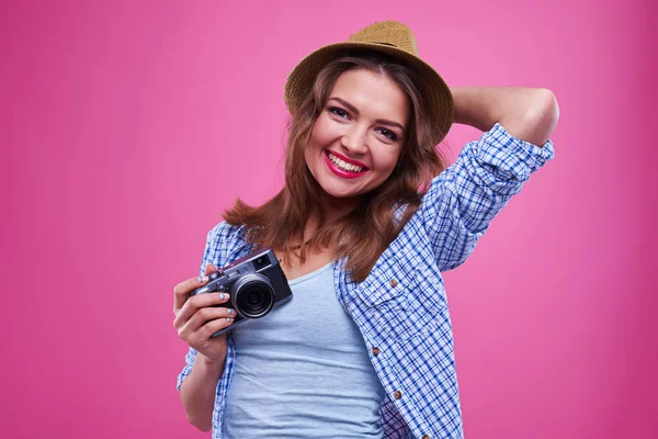 Deliciosa morena en un sombrero de paja mirando a la cámara — Foto de Stock