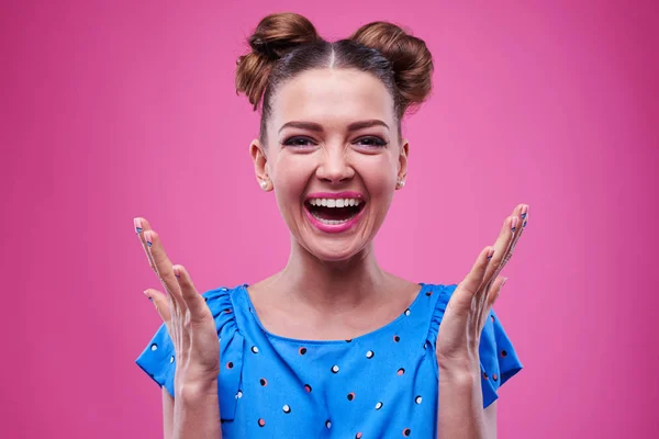 Entzückend überrascht und lachend junge Kaukasierin mit Rai — Stockfoto