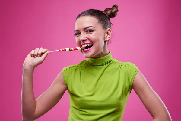 Ehilirated tjej provsmakning en lollipop på en pinne — Stockfoto