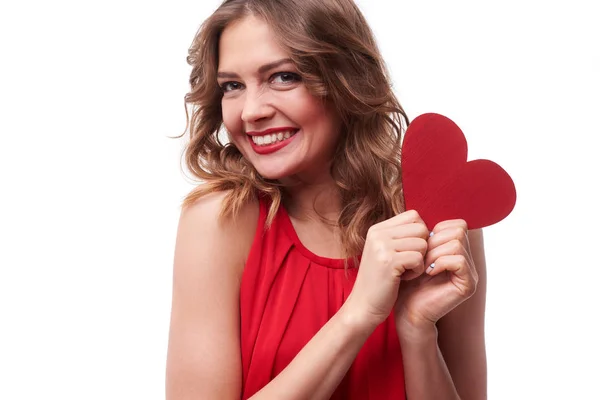 Mujer excitada sosteniendo una tarjeta de felicitación de San Valentín en las manos — Foto de Stock