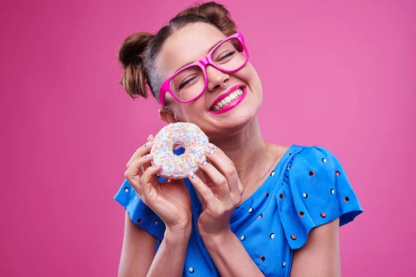 Versterkt lachende vrouw met bestrooid donut — Stockfoto