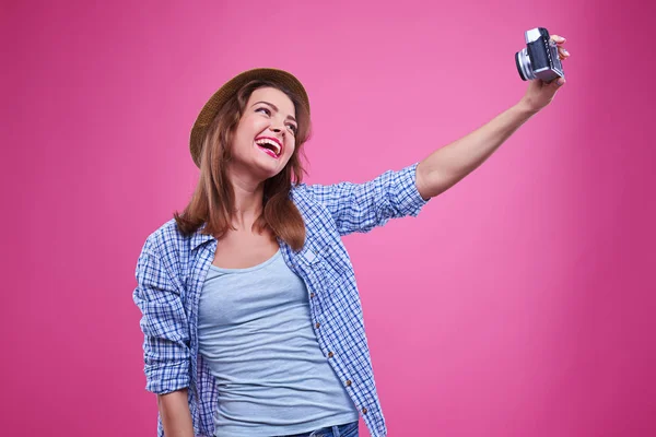 Upprymd kvinna ler samtidigt selfie foto — Stockfoto