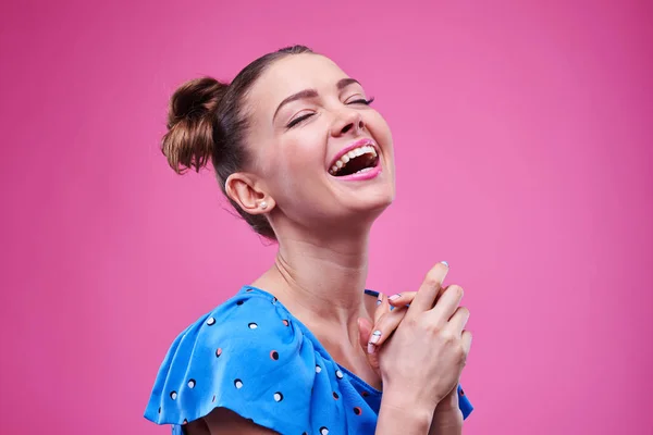 Extremamente feliz e rindo jovem — Fotografia de Stock