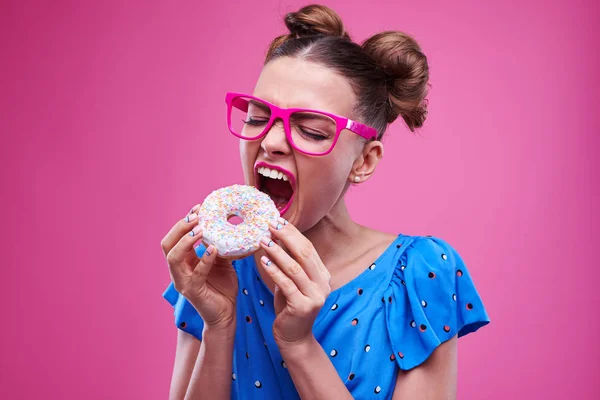 Κορίτσι δάγκωμα θυμωμένα πασπαλισμένες doughnut — Φωτογραφία Αρχείου