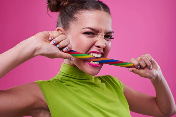 Menina comendo um delicioso pirulito — Fotografia de Stock