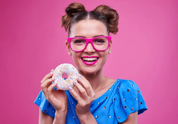 Модель в красочном наряде с вкусным пончиком — стоковое фото