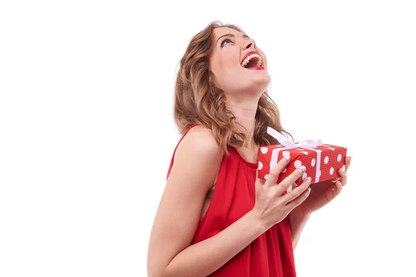 Harmoniosamente rindo encantadora senhora olhando para cima com um prese — Fotografia de Stock