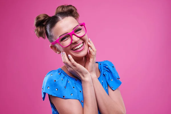 Fröhliches Mädchen mit zwei Brötchen mit rosa Brille — Stockfoto