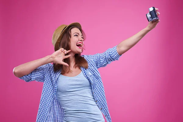Merry ragazza sta facendo selfie utilizzando una fotocamera retrò isolato su pin — Foto Stock