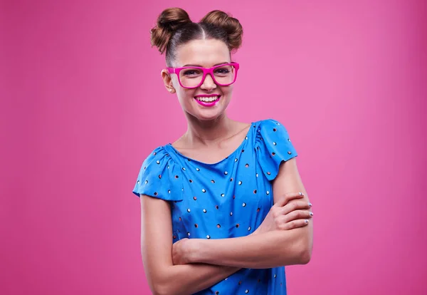 Junges Mädchen mit rosa Brille verschränkt die Arme — Stockfoto