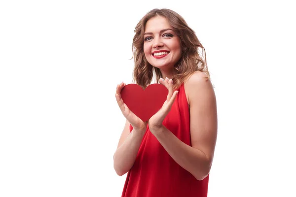 Sensuele gekrulde brunette in rode jurk bedrijf wenskaart — Stockfoto