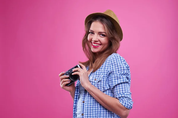 Zijaanzicht van positieve model met zilveren retro camera — Stockfoto