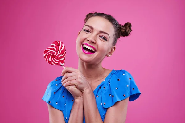 Smiley meisje houdt een lolly met twee handen — Stockfoto