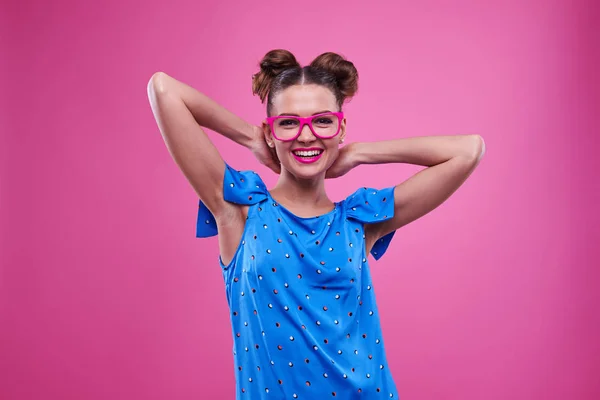 Jonge vrouw met gekruiste handen boven het hoofd opvallend — Stockfoto