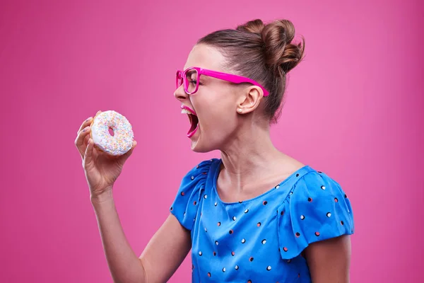 Stijlvolle meisje is gaan bijten een bestrooid donut — Stockfoto