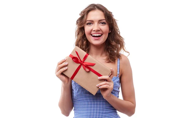 Mulher surpresa segurando uma caixa de presente agradável — Fotografia de Stock