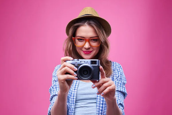 Menina elegante na moda usando câmera retro — Fotografia de Stock