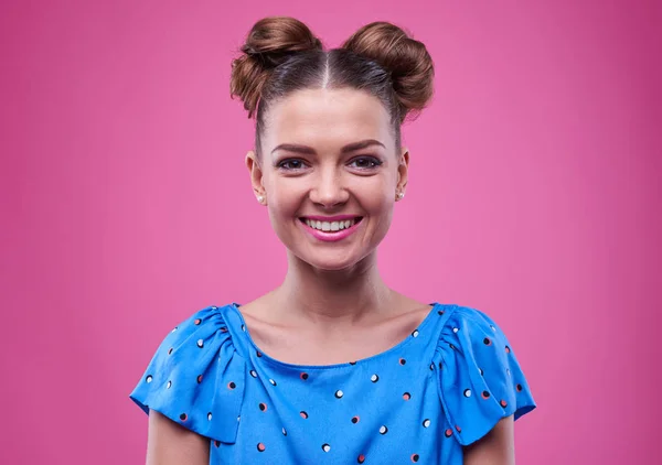 Jovem mulher sorridente com dois pães de cabelo — Fotografia de Stock