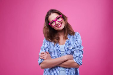 Sevimli genç kız ekose desenli gömlek ve pembe adam üzerinde gözlük