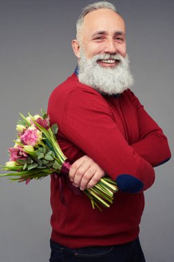 Renkli bir buket çiçek ile bir adam yan görünüm