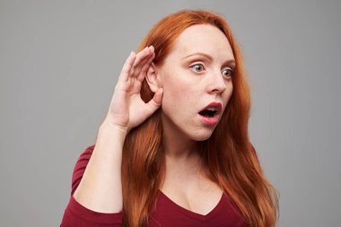 Şok genç bayan bir şey kulak misafiri 