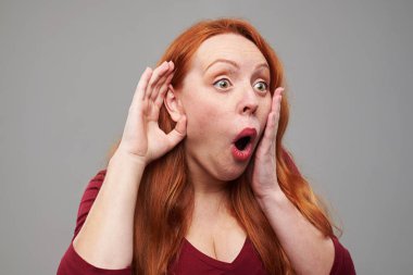 Genç kadın eliyle kulak misafiri hayran