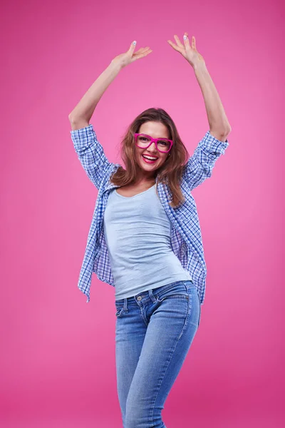 Extrem positive junge Mädchen haben Spaß im Studio — Stockfoto