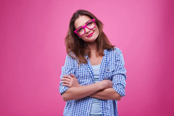 Krásná dívka v brýlích s překřížením rukou hledí přímo — Stock fotografie