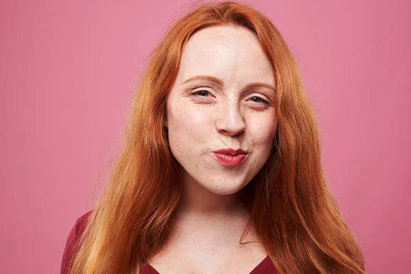 Junge Frau mit Küfer langen Haaren, die die Lippen zusammenschlagen — Stockfoto