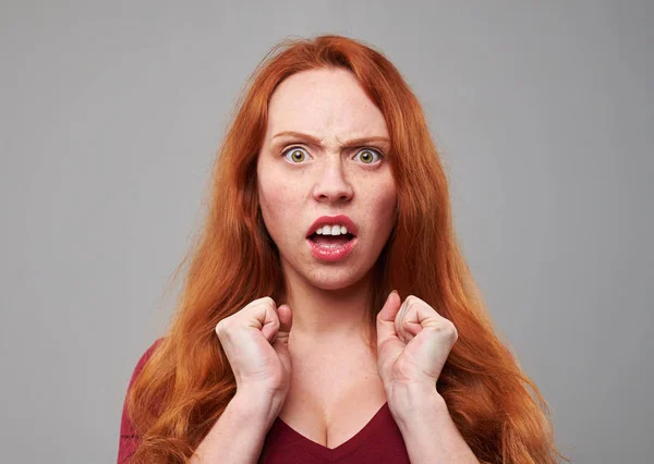 Frau mit roten Haaren macht angewiderte Miene — Stockfoto