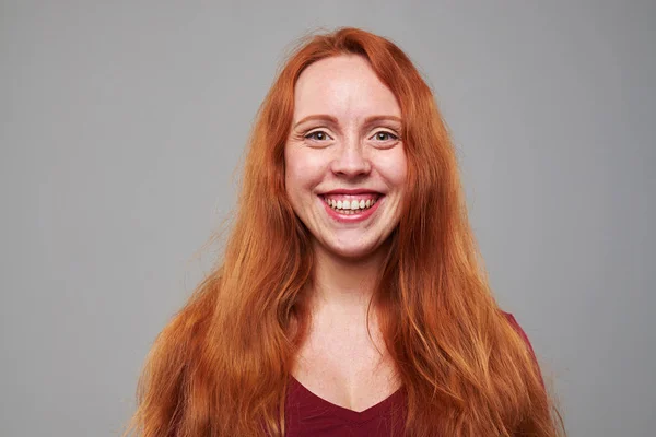 Uśmiechając się czerwone włosy dziewczyny na białym tle w studio — Zdjęcie stockowe