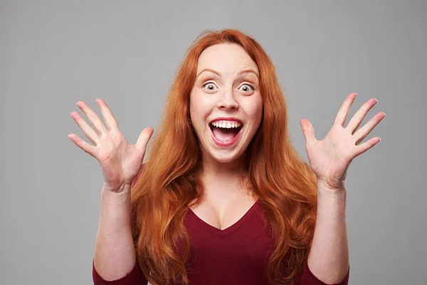 Kvinna med ansiktsuttryck av överraskning — Stockfoto