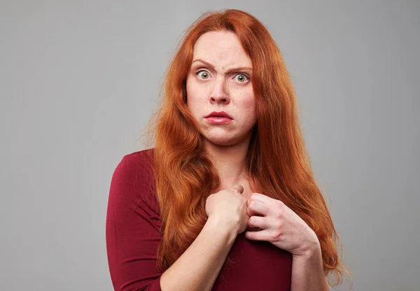 赤い髪と不満を抱く女性のスタジオ ポートレート — ストック写真