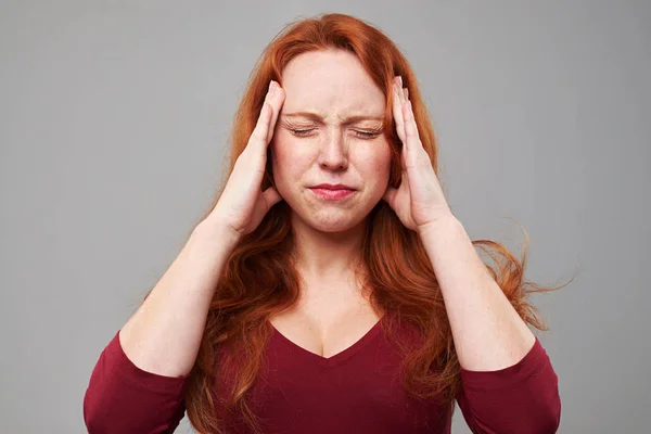 Mujer estresada con dolor de cabeza sosteniendo sus manos en la cabeza — Foto de Stock