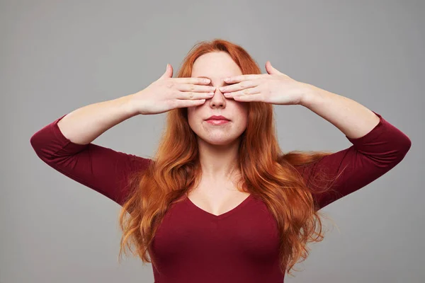 Pretty woman closed hands with hands — Stock Photo, Image