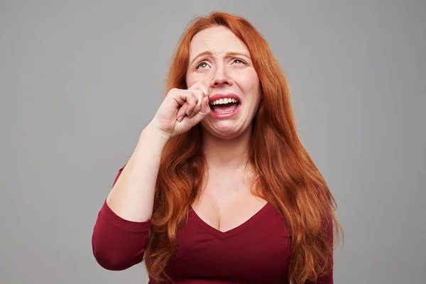 Teleurgesteld huilende vrouw veegt tranen — Stockfoto