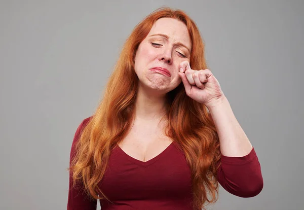 Wanhopig en verdrietig jonge vrouw over grijs CHTERGRO geïsoleerde huilen — Stockfoto