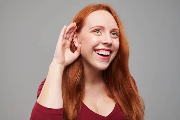 Uśmiechnięta młoda kobieta z rude włosy ucha słuchanie muzyki — Zdjęcie stockowe