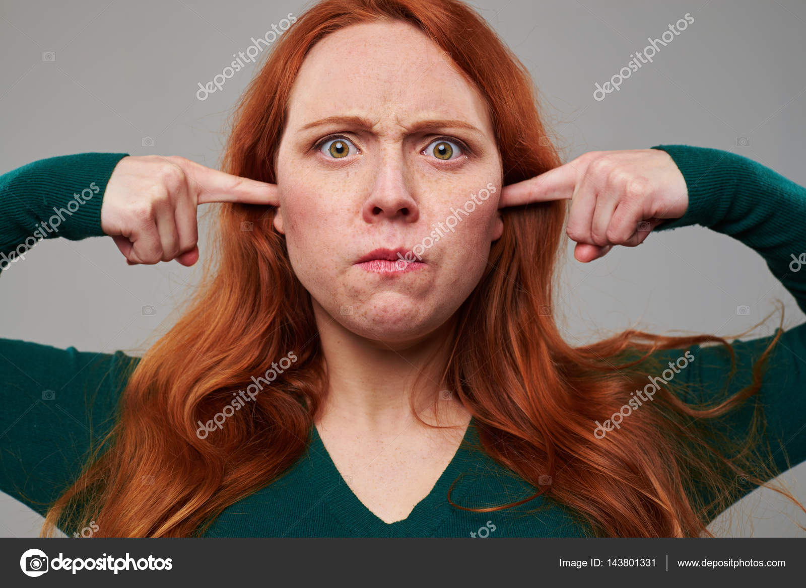 ofitsianta-moloduyu-devushku-zatikali