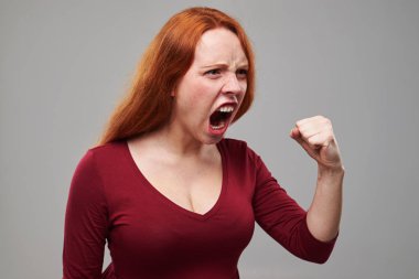 Birini suçluyor ve yumruk tutan tahriş 