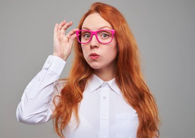 Şık Kızıl saçlı genç gözlük tutan