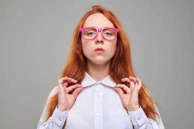 Kendinden emin readhead teen ayarlama bluz yaka 