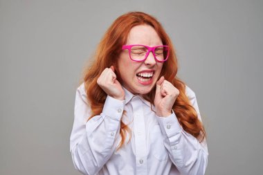 Korkarım genç kız gözleri kapalı