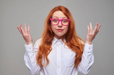 Hayal kırıklığına uğramış Kızıl saçlı öğrenci pembe gözlüklü