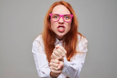 Yumruk ile çok rahatsız genç kız 