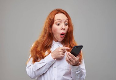 Kumral saçlı telefon işaret sürpriz kız 